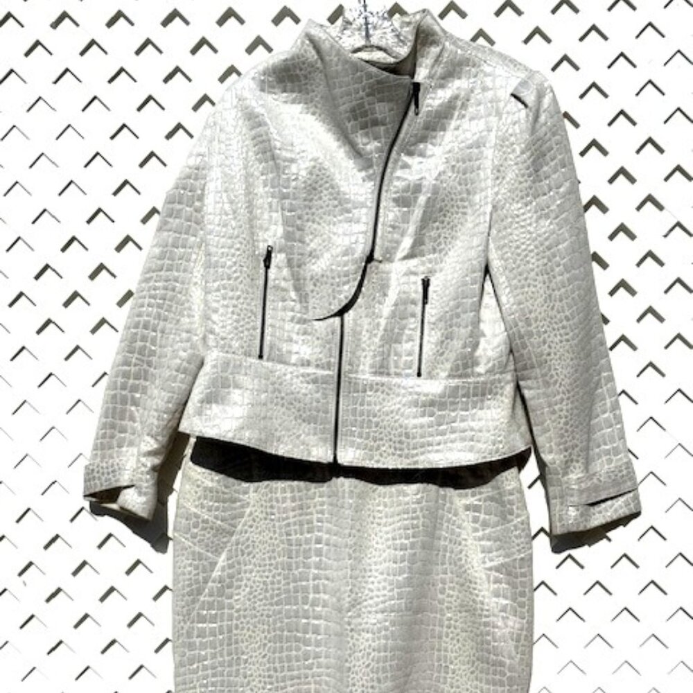VERY COOL WHITE SHIMMERY SKAKE PRINT SUIT-SKIRT SET WITH TEXURED MATERIAL.